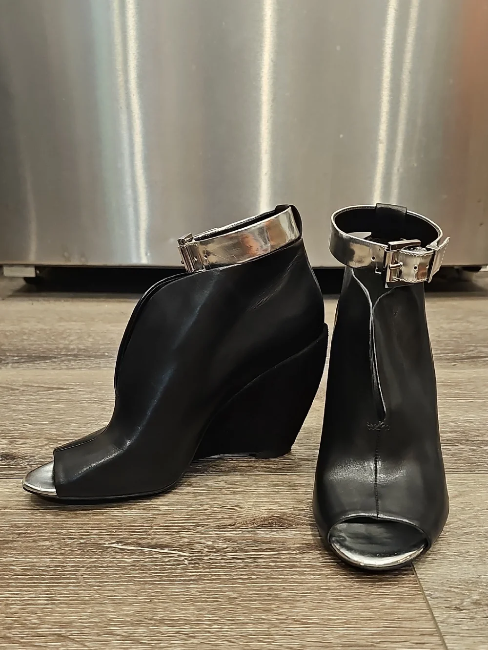 Kenneth Cole New York Silver Peep Toe Broome Wedges Black Leather Heels SZ 7.5